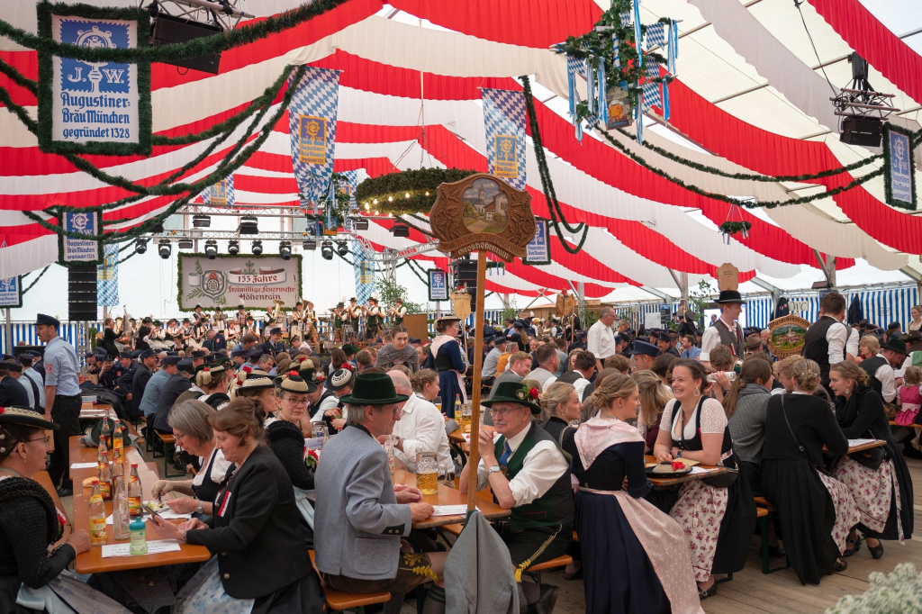 Mittagessen im Festzelt