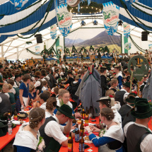 Mittagessen und Ehrtänze im Festzelt