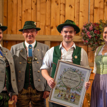 Anton erhielt die Ehrennadel der bayrischen Trachtenjugend in Gold Ehrennadel der bayrischen Trachtenjugend in Gold