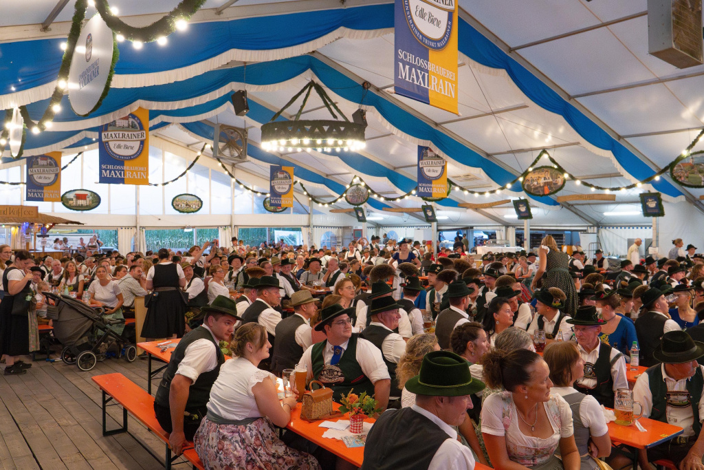 Volles Zelt beim Heimatabend zum Jubiläum